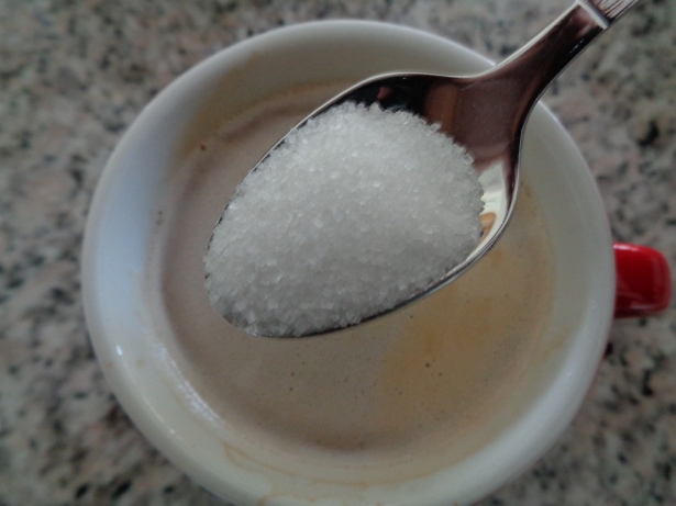 Einen Löffel Zucker beigeben