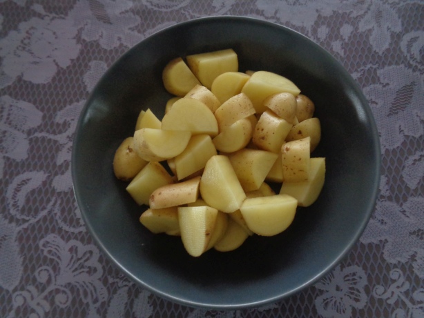 Flush the potatoes and cut them into pieces