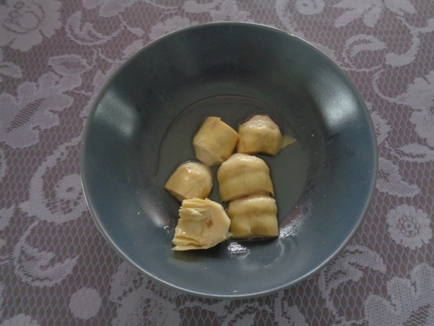 Cut the artichoke in 2 pieces and give them in a bowl with some oil