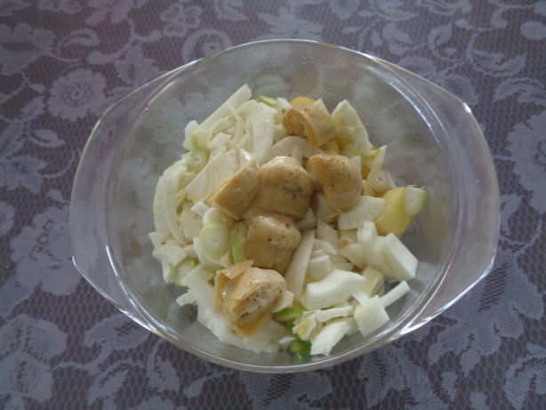 Give the artichokes, the potatoes and the fennel in the baking dish