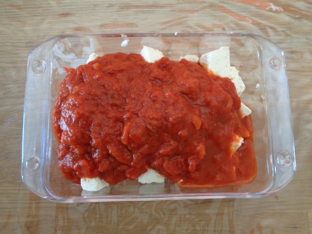 Den Tomatensugo dazugeben