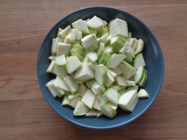 Die Zucchetti in Stücke schneiden