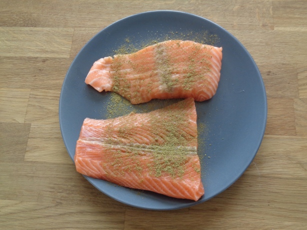 Die Fischfilets würzen