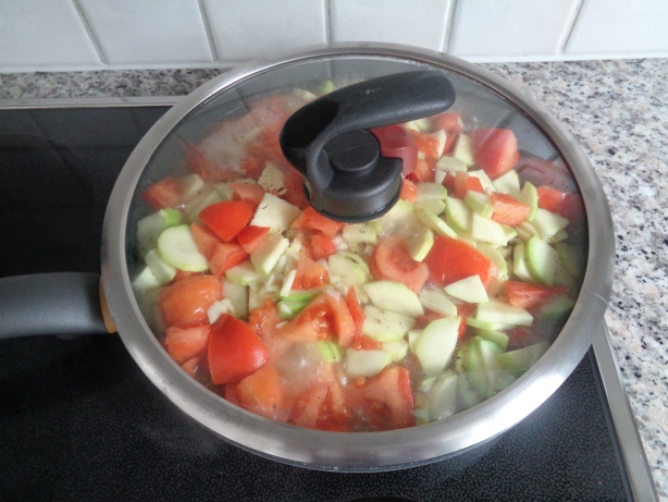 45 Minuten kochen lassen. Flüssigkeit ergänzen wenn nötig