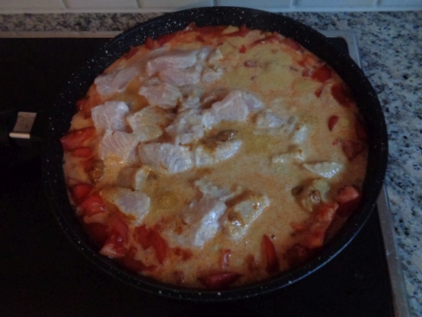 Fisch, Currypaste, Zitronensaft und Kokosmilch beigeben