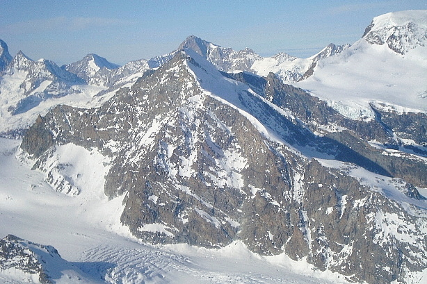 Strahlhorn (4190m) im Vordergrund