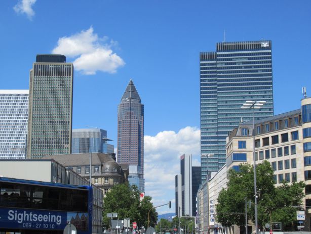 Messeturm in der Mitte