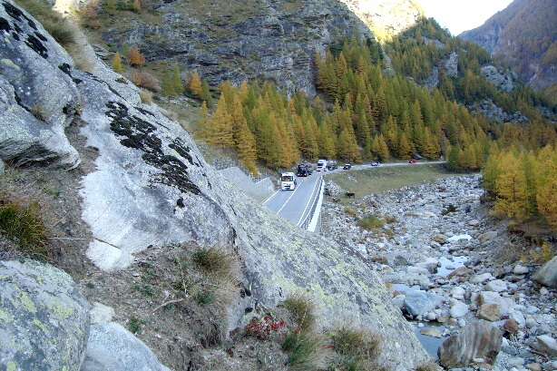 Blick auf die Simplonpassstrasse und Gondoschlucht