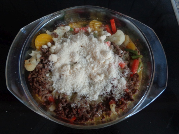 Etwas Reibkäse darüberstreuen