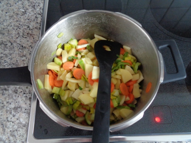 Wasser vom Gemüse abtropfen und mit Pfeffer, Salz und Kräuter würzen