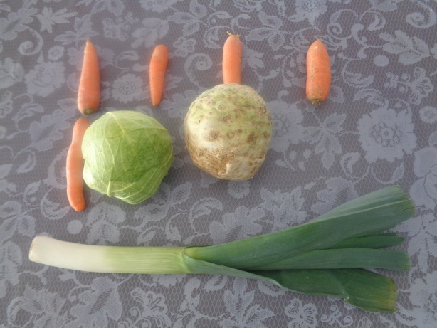 1.2 Kilo Gemüse: Sellerie, Karotten, Lauch und Kohl