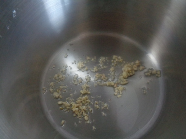 Speiseöl in Pfanne erhitzen und Knoblauch andünsten