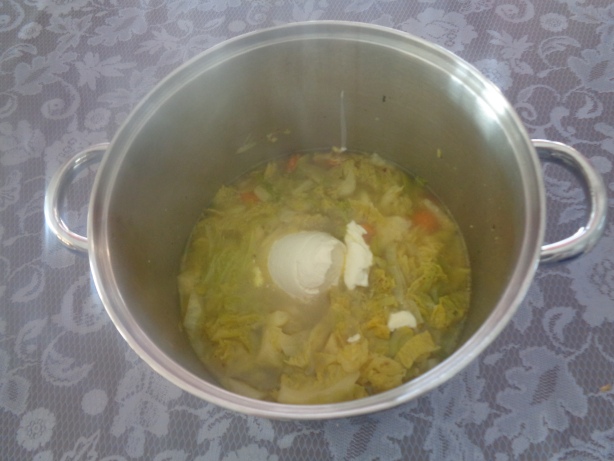 Crème fraîche, Salz und Pfeffer beigeben