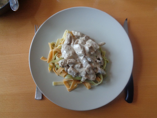 Mit den Nudeln vermengen