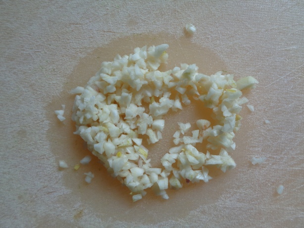 Die Knoblauchzehe schälen und fein hacken