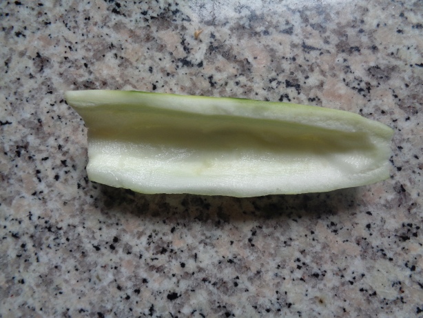 Eine ausgehöhlte oder ganze Gurke oder Zucchetti