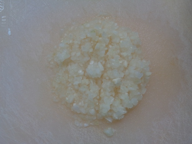 Die Zwiebel schälen und fein hacken