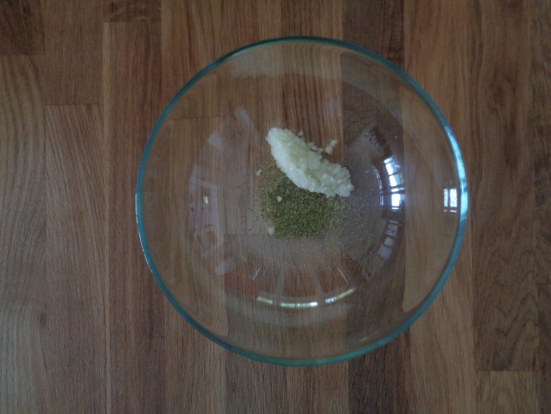 Etwas Kräutersalz, etwas Pfeffer und die Zwiebel in eine Schüssel geben