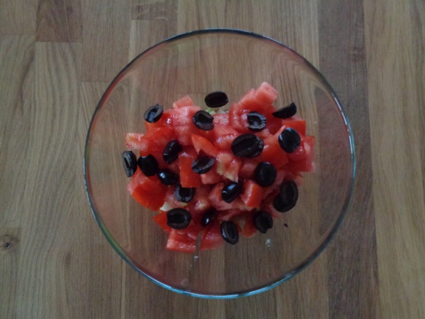 Etwas Essig etwas Olivenöl, Oliven, Gurken, und Tomaten dazu geben