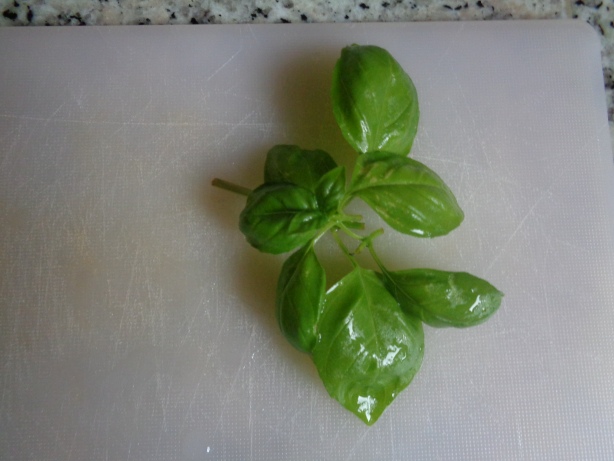 Den Basilikum schneiden ... 