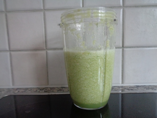 Tomaten in Stücke schneiden und mixen