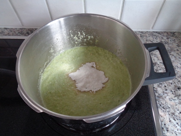 Tomaten und Geliermittel in eine Pfanne geben und aufkochen