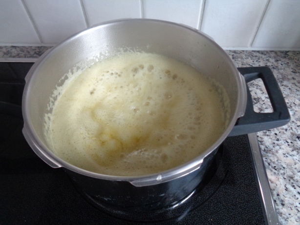 Andere Zutaten beigeben und 5 Minuten weiter kochen, gelegentlich rühren