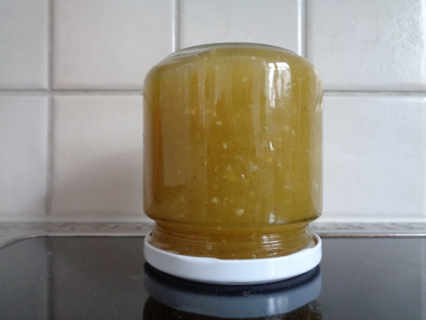 Schaum abschöpfen und in Gläser abfüllen. Auf den Kopf stellen (Vakuum).