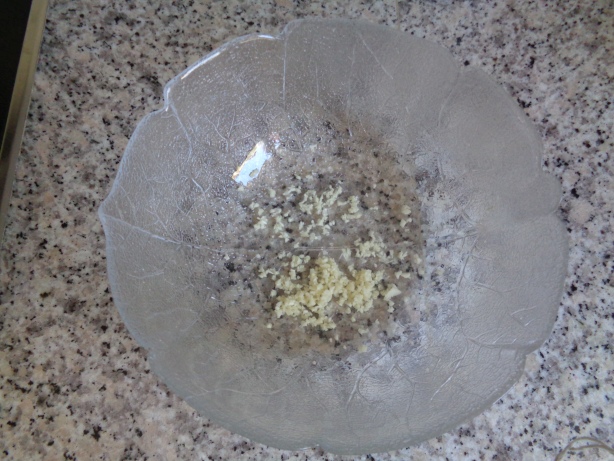 Die Knoblauchzehen zerhacken