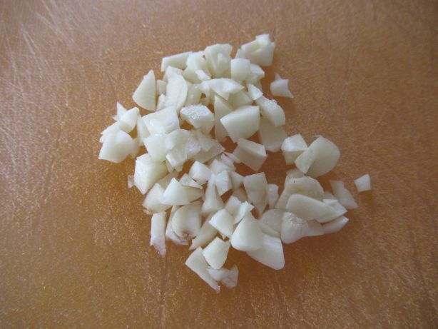 Die Knoblauchzehen rüsten und in kleine Stücke schneiden