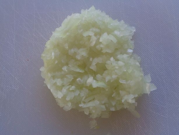 Die Zwiebel schälen und fein hacken