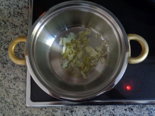 Die Zwiebeln andünsten