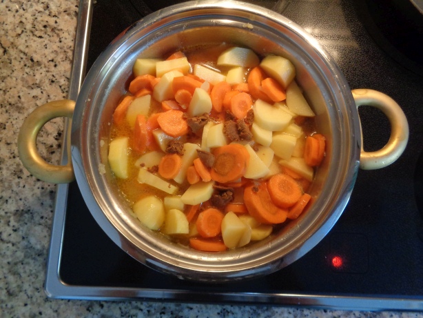 Den Bouillon mir Wasser zu den andern Zutaten geben