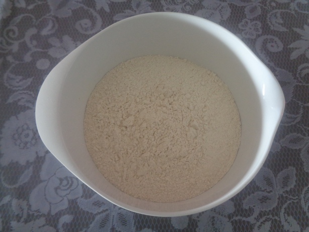 Weiss- und Ruchmehl in eine Schüssel geben