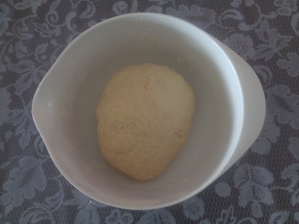 Teig in eine Schüssel geben