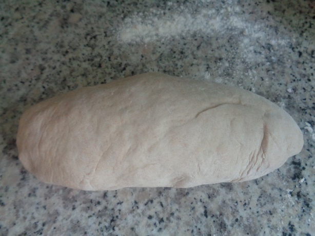 Aus dem Teig Brotlaibe formen