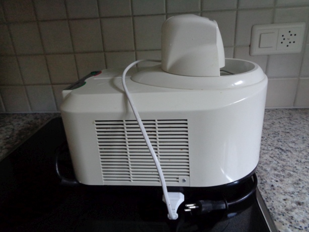 Masse mit einer Glacemaschine rühren