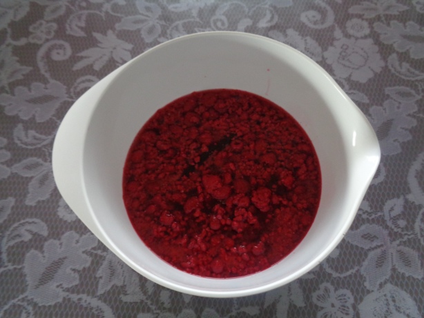 Den frisch gepressten Zitronensaft begeben und rühren