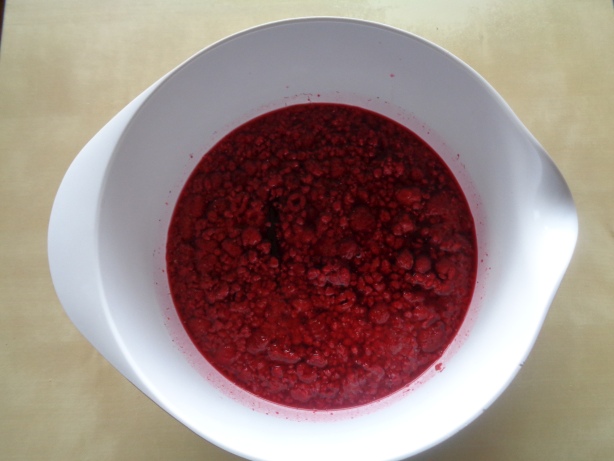 Den Inhalt der Pfanne über den Inhalt in der Schüssel giessen