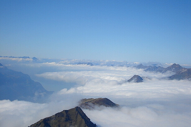 Brienzersee unter dem Nebel und Brienzergrat