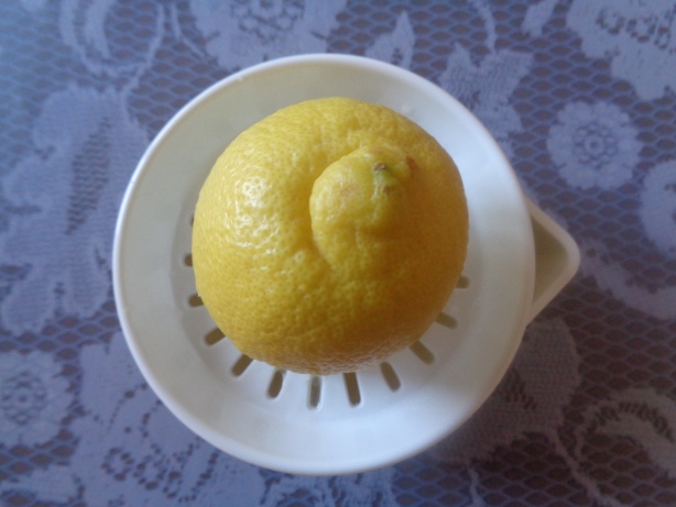 Saft aus der Zitrone auspressen