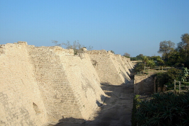 Mauer und Wassergraben