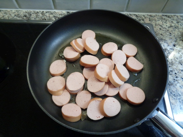 Die Cervelatscheiben anbraten