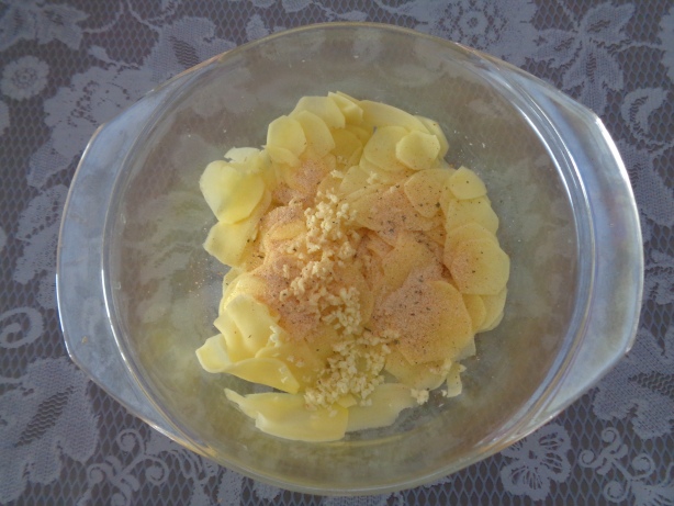 Knoblauch und Gewürz beigeben