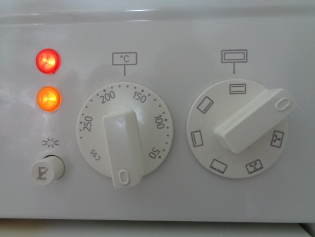 Backofen auf 180 Grad (Ober- und Unterhitze) vorheizen