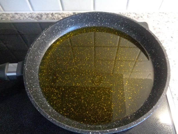 Olivenöl in einer Pfanne erhitzen