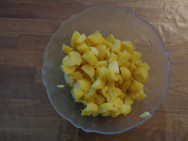 Die Kartoffeln in Scheiben schneiden