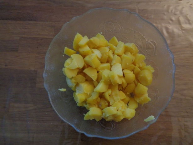 Den Bouillon beigeben und 5 Minuten ziehen lassen