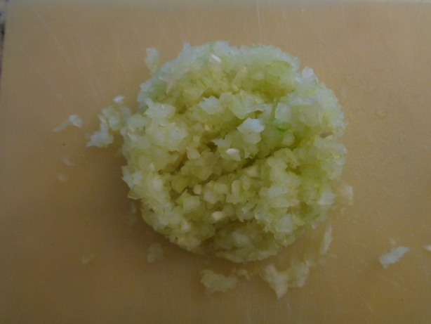 Die halbe Zwiebel schälen und hacken