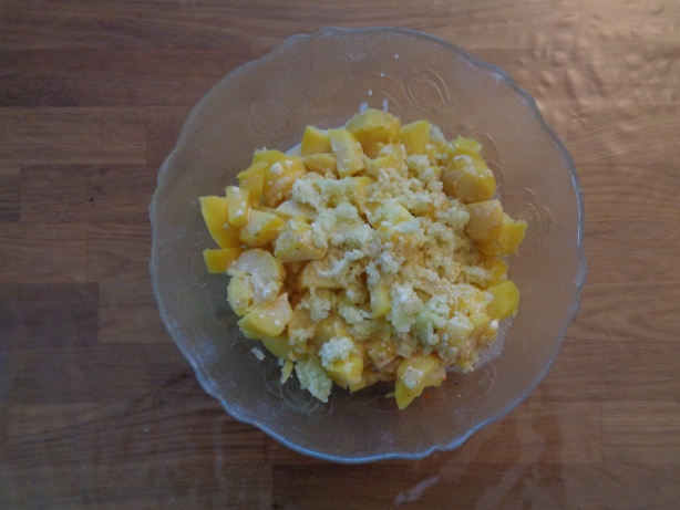 Die Zwiebeln und etwas Salatsauce beigeben